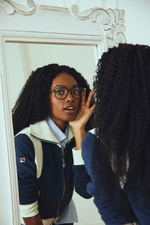 Donna sorridente che indossa occhiali da vista della linea Heritage.