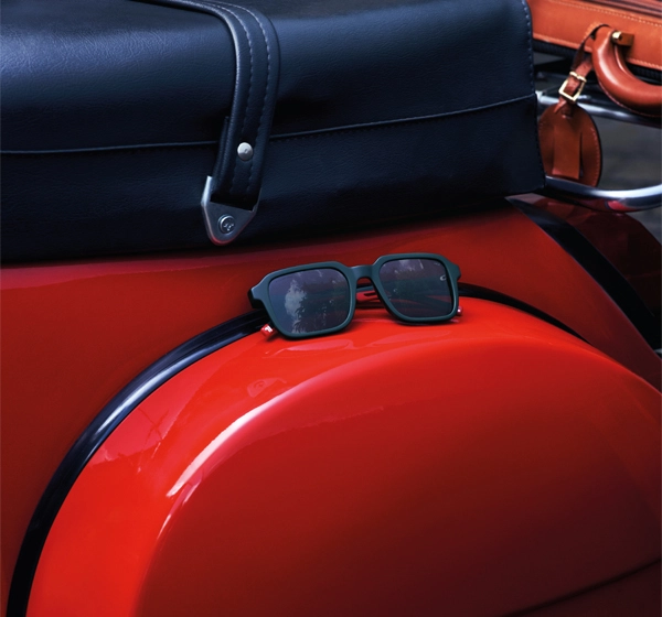 Libertà su due ruote. Gli occhiali FILA accompagnano ogni avventura in città.