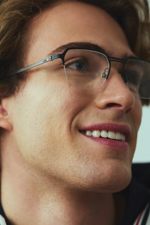 Uomo e donna con racchetta in mano e occhiali da vista della linea Heritage.